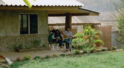 Mae Na Chorn, Chiang Mai Provinz, Thailand: Eines der mit liebe gebauten Wohnh&auml;user. Karfreitag: Die Jungs und M&auml;dels &uuml;ben sich im singen und Gitarre spielen.
