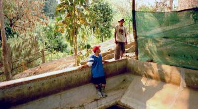 Mae Na Chorn, Chiang Mai Provinz, Thailand: Das Zuchtbecken wird mit Wasser gef&uuml;llt.