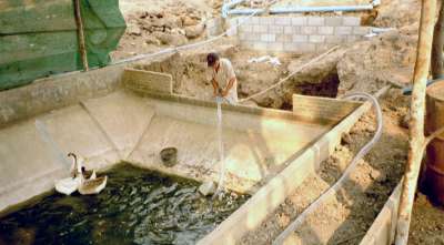 Mae Na Chorn, Chiang Mai Provinz, Thailand: Das Zuchtbecken wird mit Wasser gef&uuml;llt.